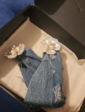 Jea. Pearl & Floral  Earrings - White Pearl